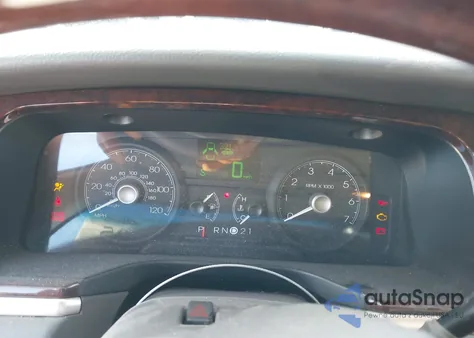 2006 Lincoln Town Car Signature Limited from USA, damaged, VIN 1LNHM82V46Y649756